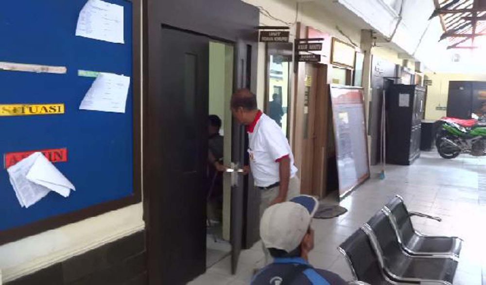 Ketua Umum Koni Tulungagung Mulyani saat hendak diperiksa beberapa waktu lalu