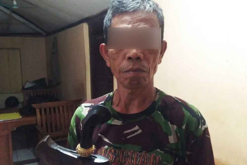 Tersangka saat diamankan di Mapolsek Sine