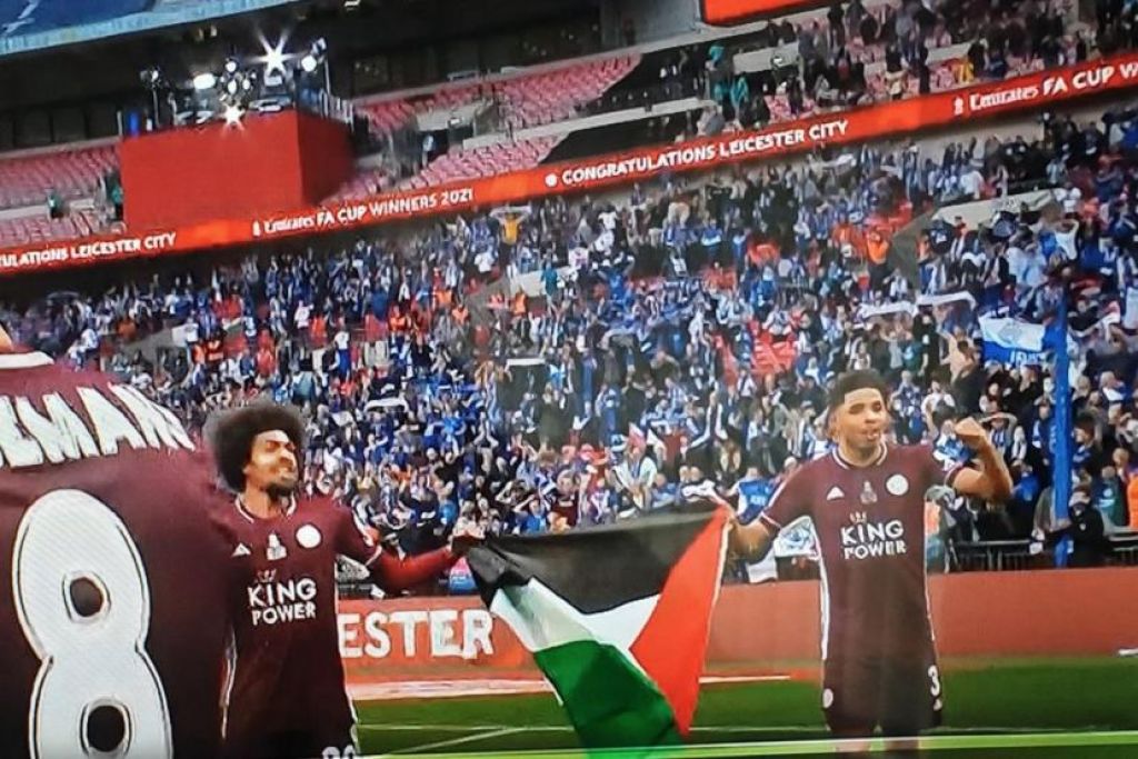 Duo pemain Leicester City, Hamza Choudhury dan Wesley Fofana mengibarkan bendera Palestina/ foto: Twitter via Republika