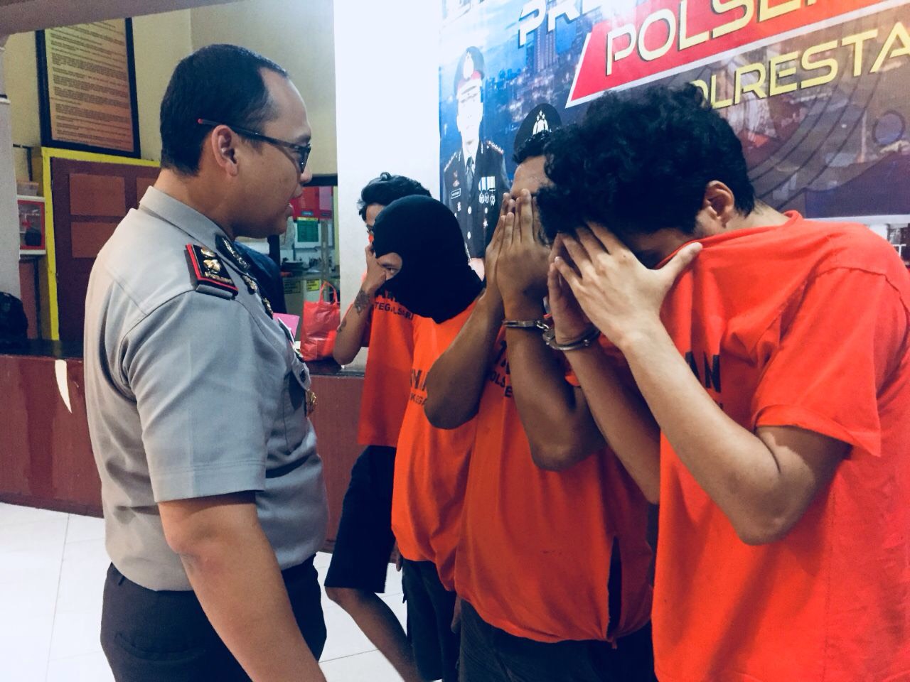 Tersangka saat diamankan di Polsek Tegalsari Surabaya.