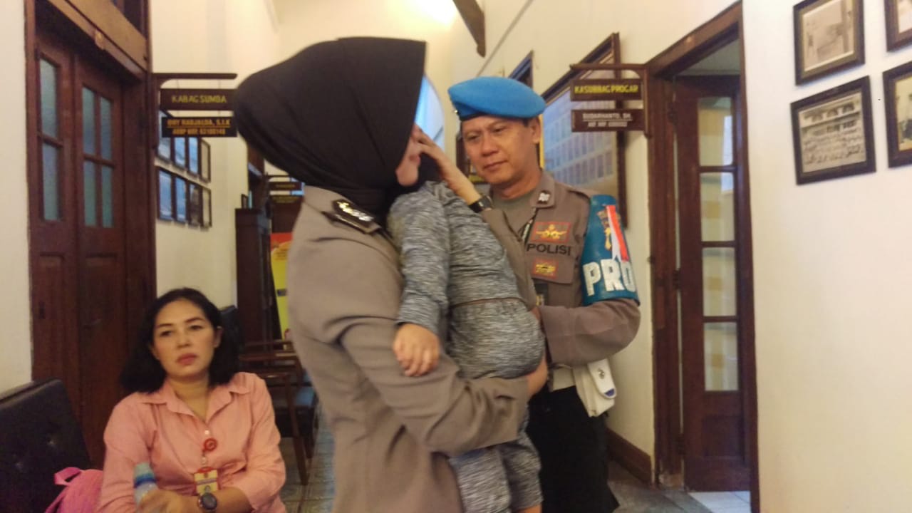 Balita 11 bulan saat mendapat perawatan di Mapolrestabes Surabaya.