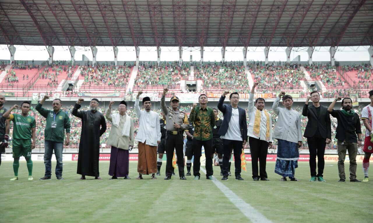 Kapolrestabes Surabaya kombes pol Rudi Setiawan bersama pemain persebaya serta bonek di stadion GBT Surabaya.