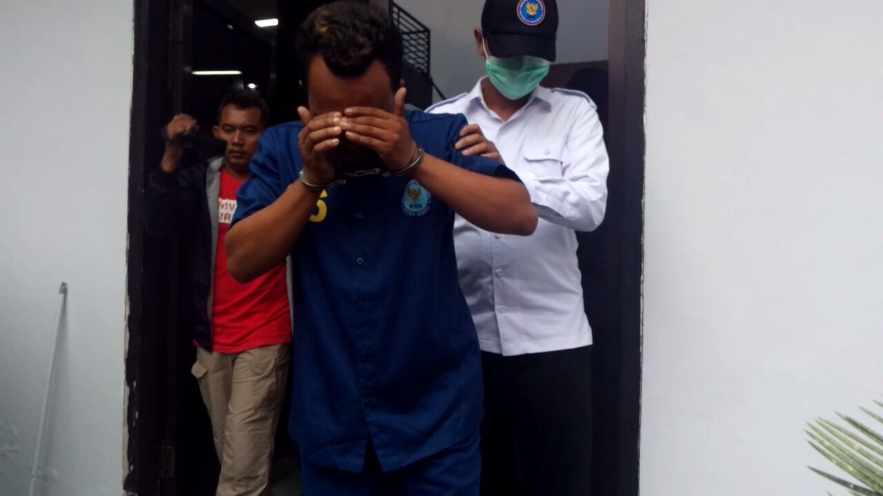 Tersangka Nandi saat berada di BNNP Jatim.