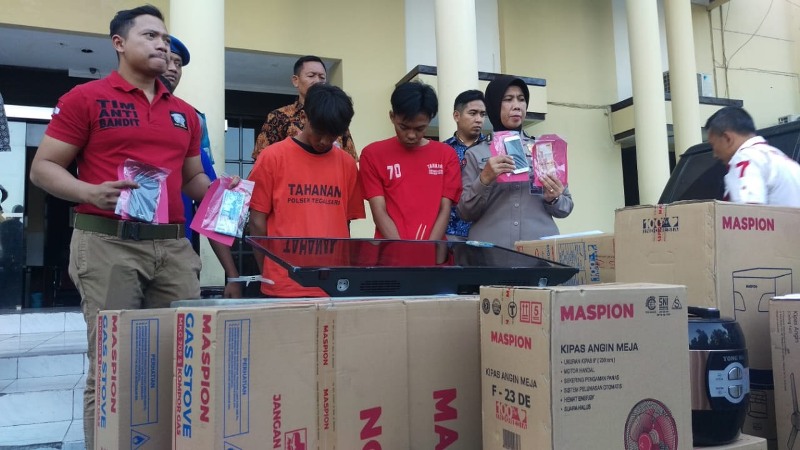 Polisi membeber 3 pelaku dan barang elektronik yang dicuri para pelaku, Jumat (28/9/2018).