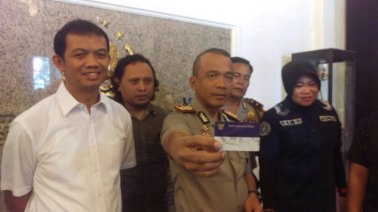 Kapolrestabes Surabaya Kombes Pol Rudi Setiawan saat menunjukkan KIP yang ditemukan di Nginden.