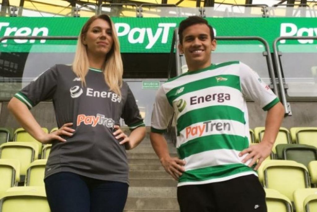 Egy Maulana Vikri (kanan) saat mengenakan kostum Lechia Gdansk/ Foto: istimewa

