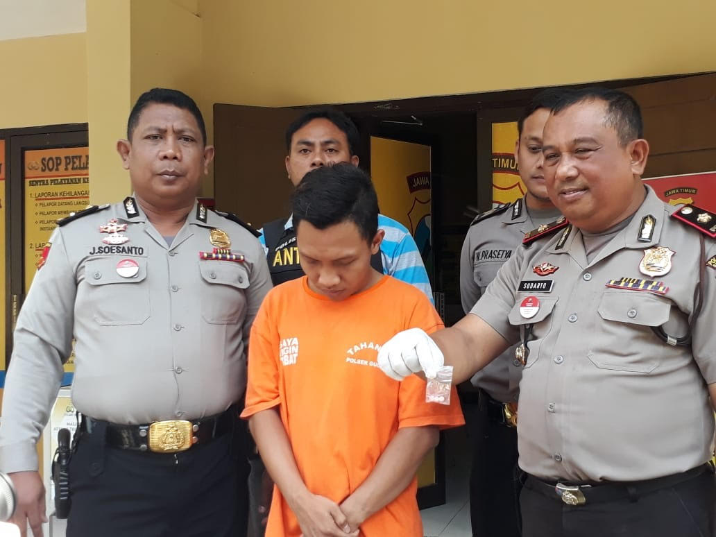 Mochamad Arif Budiman (tengah) saat diamankan di Mapolsek Gubeng, Surabaya.