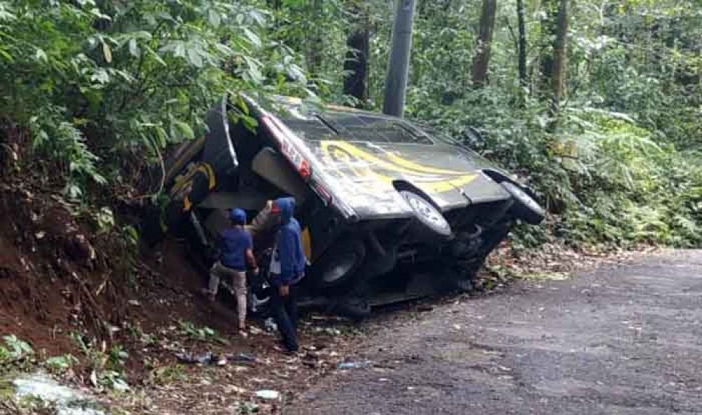 Mobil Elf yang terguling di Pegunungan Ijen