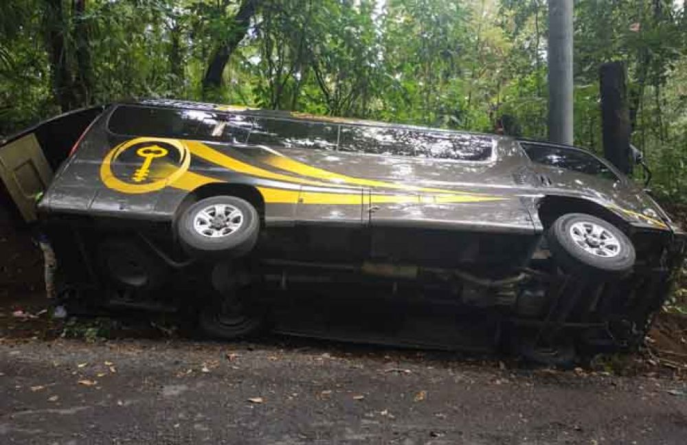 Mobil Elf terbalik di Banyuwangi