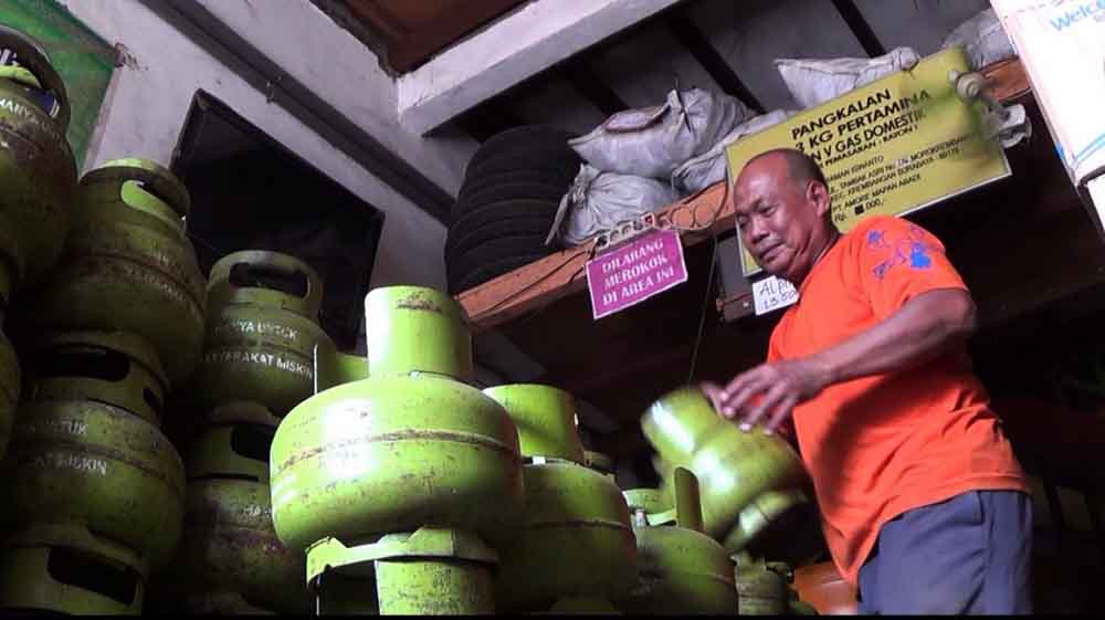 Yaman Ismanto, pemilik pangkalan elpiji di daerah Tambak Asri, Krembangan, Surabaya
