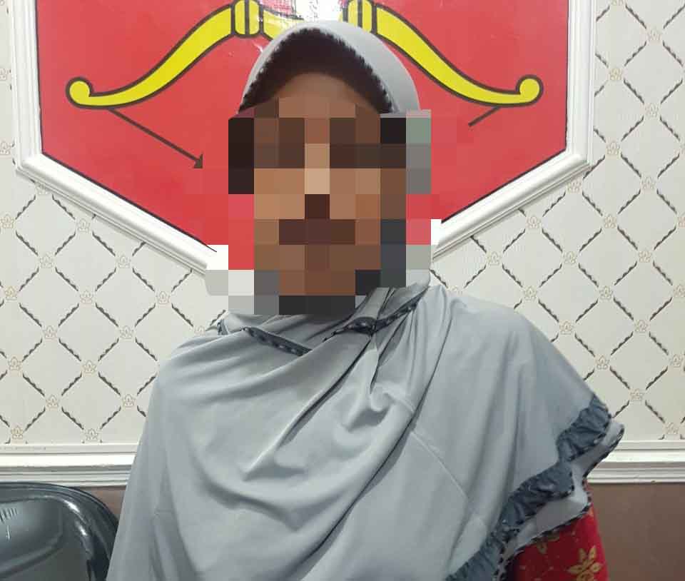 Tersangka Nur Habibah saat di Polres Ponorogo.