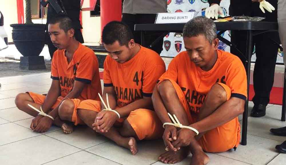 Tiga tersangka jaringan penipuan emas palsu saat di Mapolres Blitar