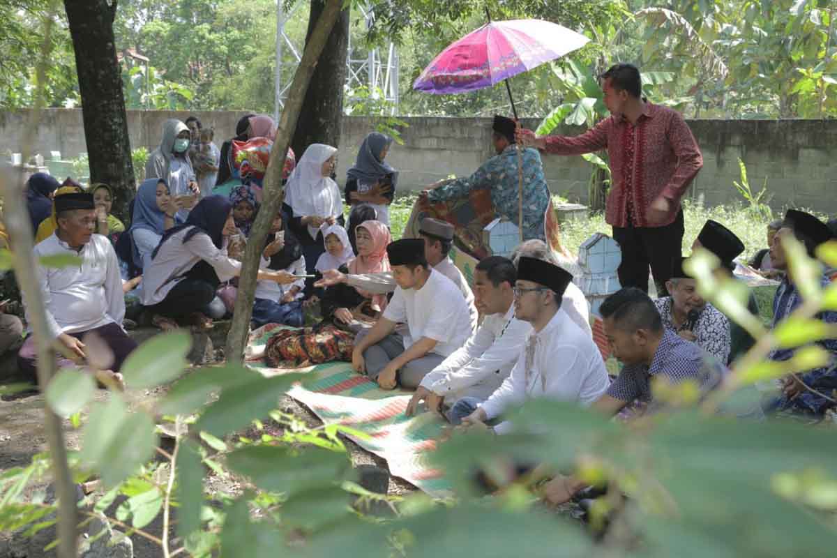 Pendamping Khofifah Dikala Libur, Ziarah ke Makam Leluhur