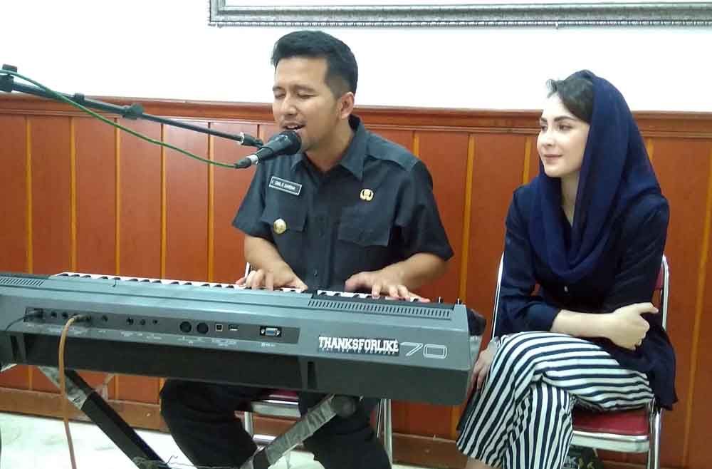 Bawakan Lagu Bunga Terakhir, Emil Dardak Pamit ke Jurnalis Trenggalek