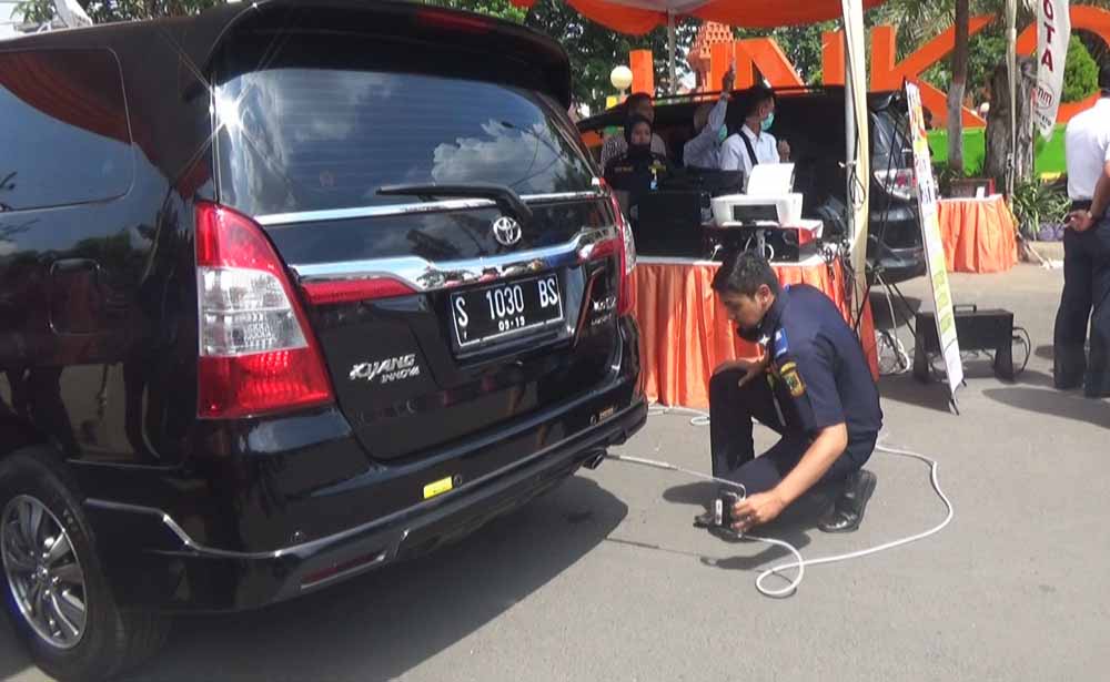 Petugas melakukan uji emisi gas buang di Alun-alun Kota Mojokerto