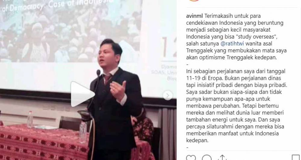 Melalui akun @avinml, Cak Ipin menunjukkan dirinya sedang berbicara di sebuah forum di Eropa