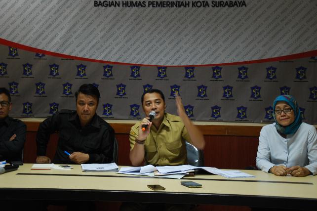 Ery Cahyad (tengah)/ Foto; suarasurabaya.net