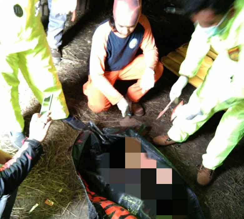 Proses evakuasi jenazah di Gunung Lawu.