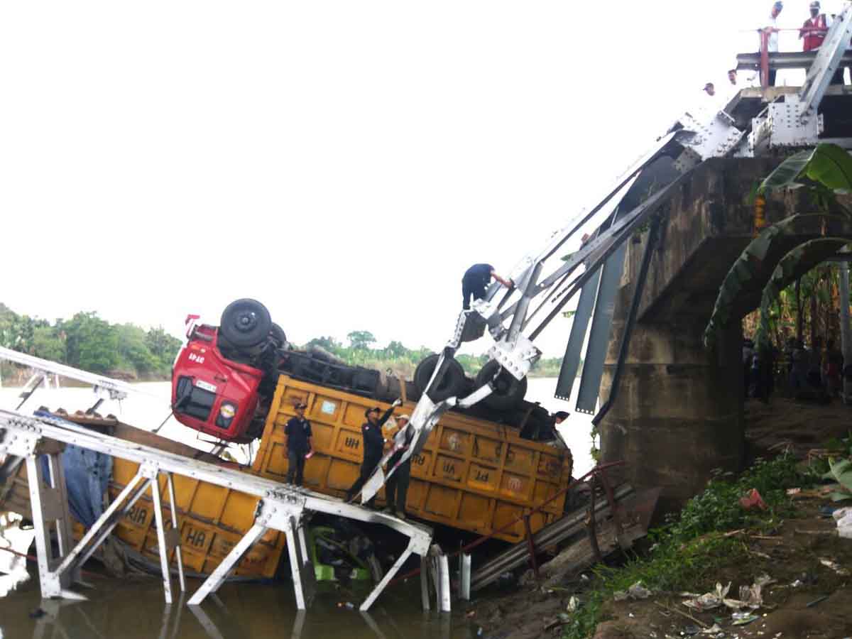 Proses evakuasi truk di Jembatan Widang/ Foto: Arry Saputra