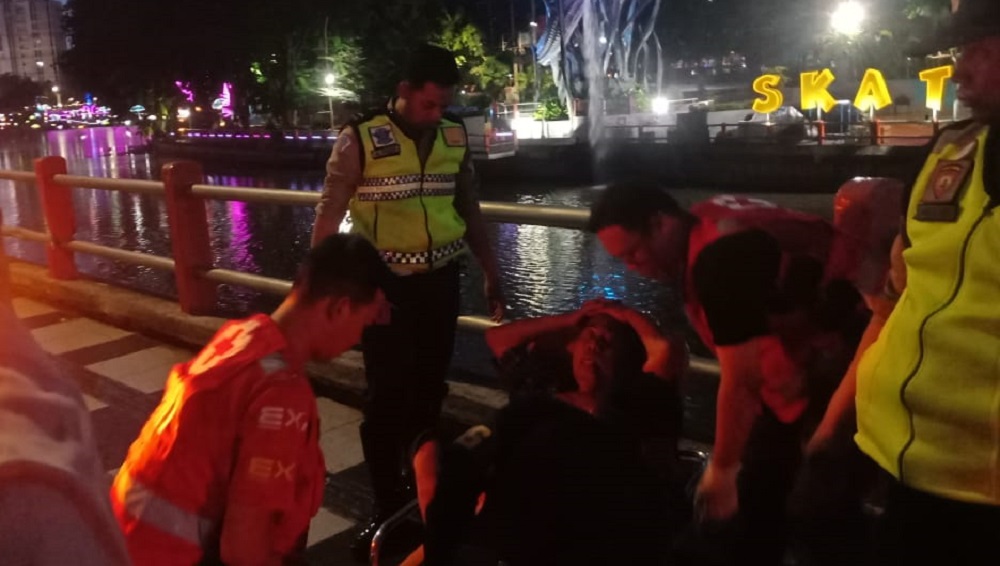 Petugas berhasil menyelamatkan pria paruh baya yang tercebur di Kalimas Surabaya.
