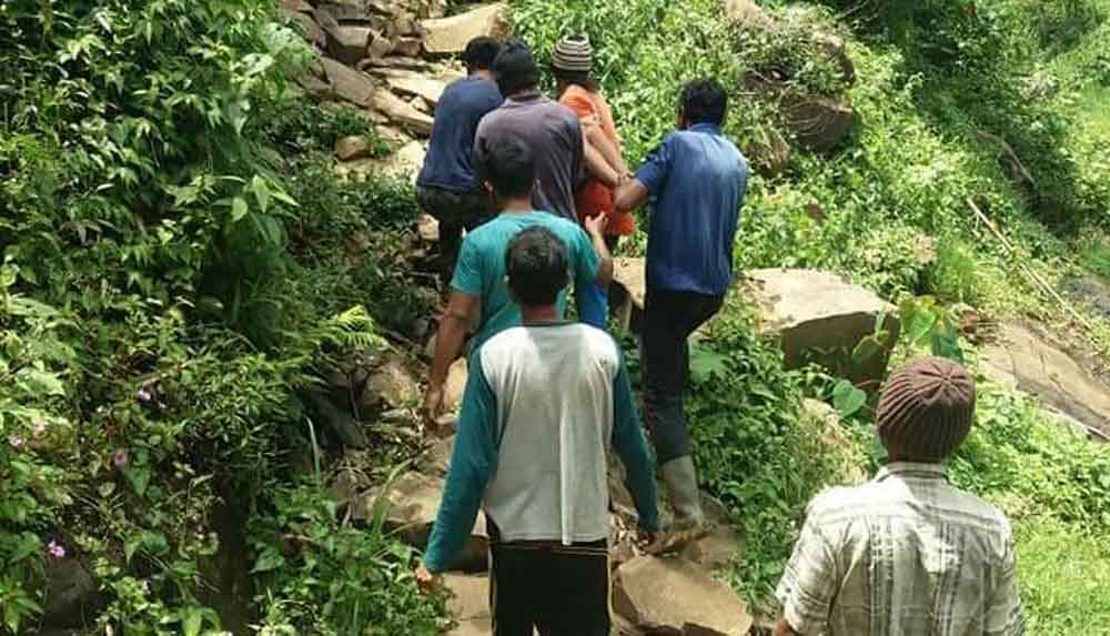 Warga mengevakuasi korban yang tewas dari air terjun Jaran Goyang
