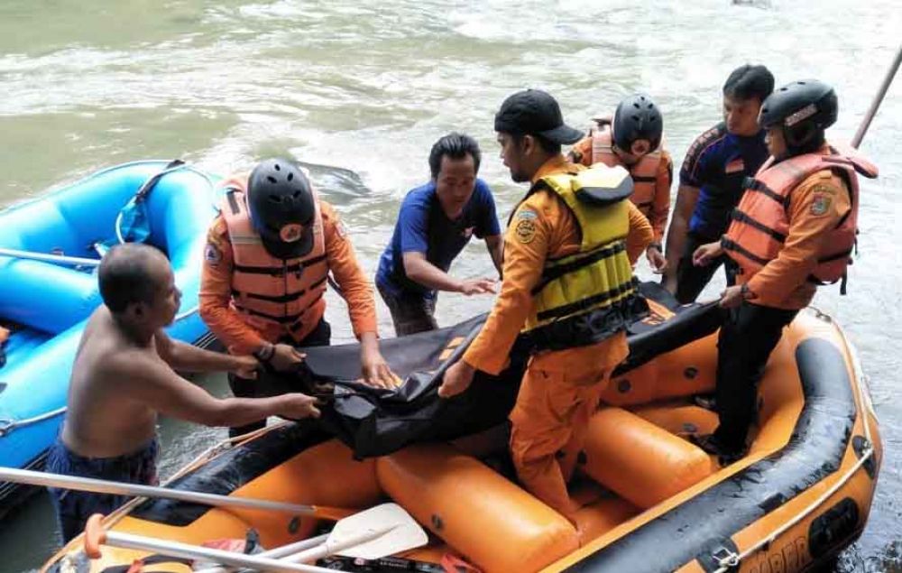 Evakuasi terhadap korban di Sungai Bedadung