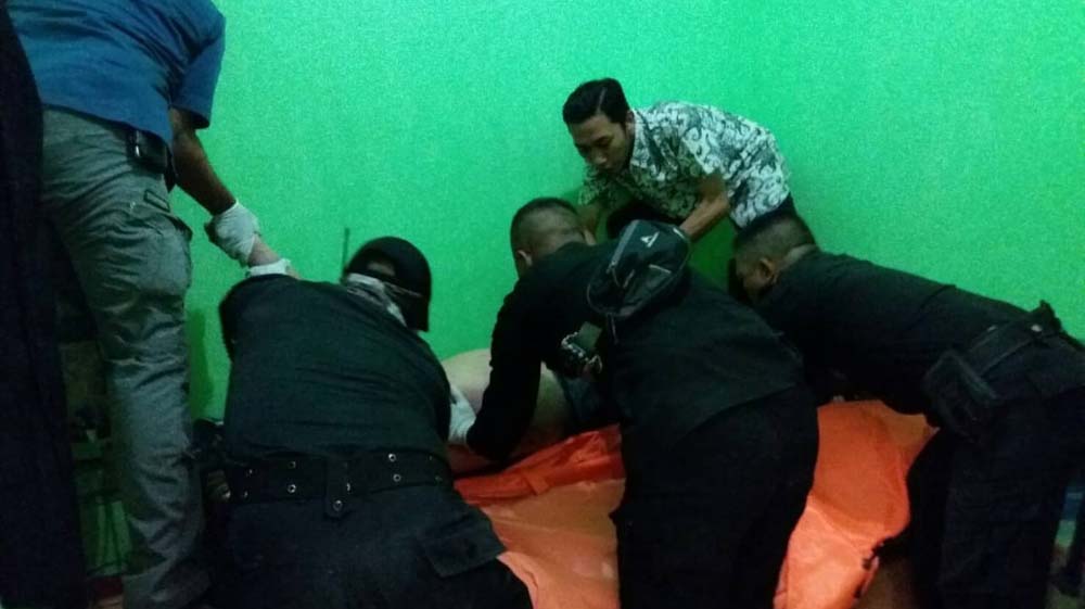 Evakuasi jasad korban oleh petugas di TKP.

