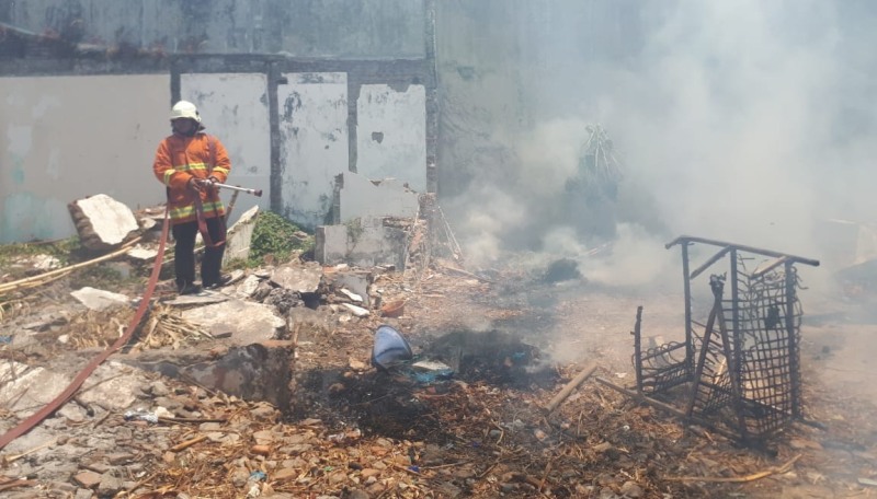 Petugas PMK memadamkan api yang membakar kandang ternak, Selasa (11/9/2018).