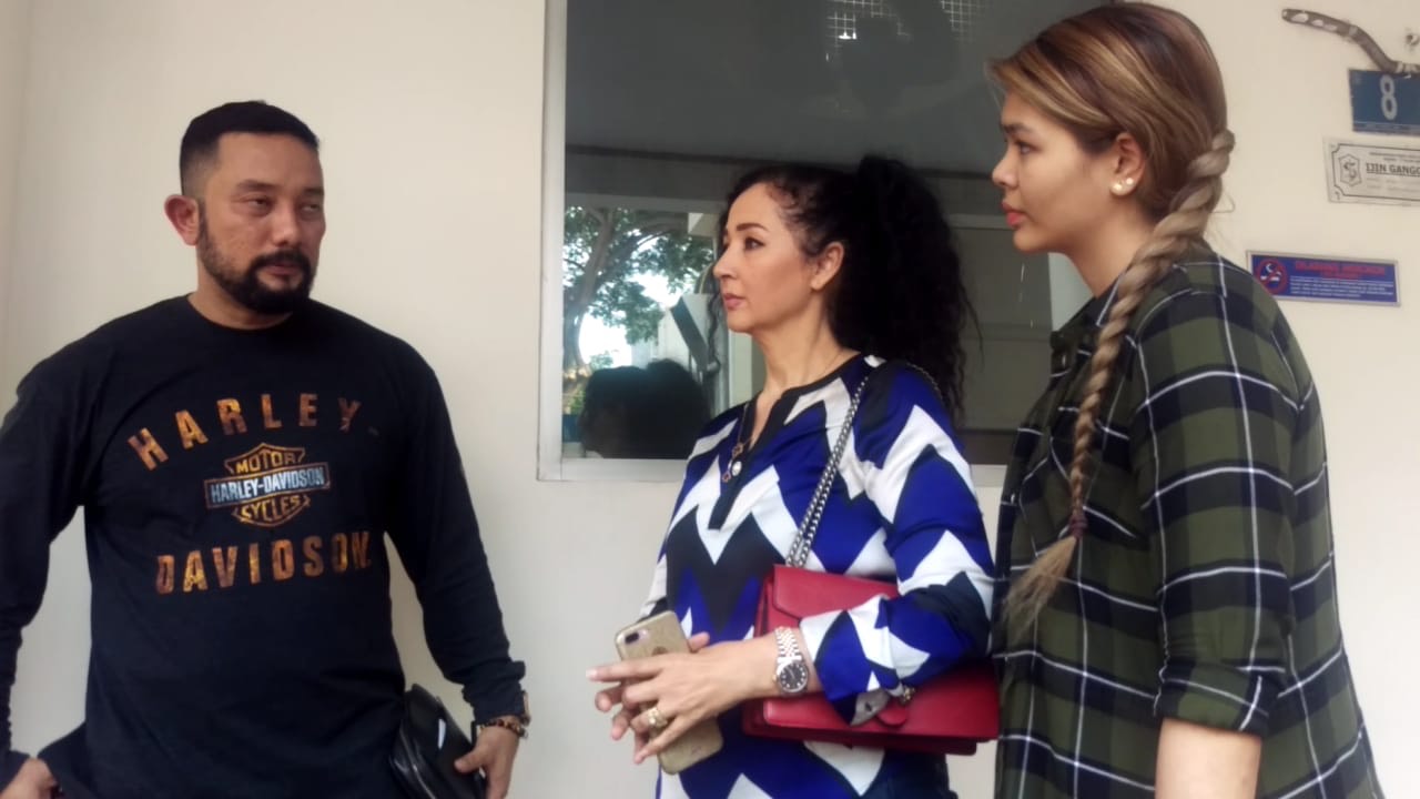 Teuku Mochtar Djohansyah (kiri), Houria Robyn (tengah) dan adik PN.

