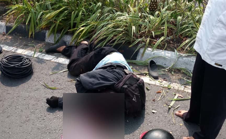 Jasad Samsul Arif sebelum dievakuasi petugas.
