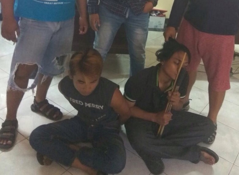 Tolak (duduk, kiri) saat ditangkap Tim Buser Polres Bondowoso.