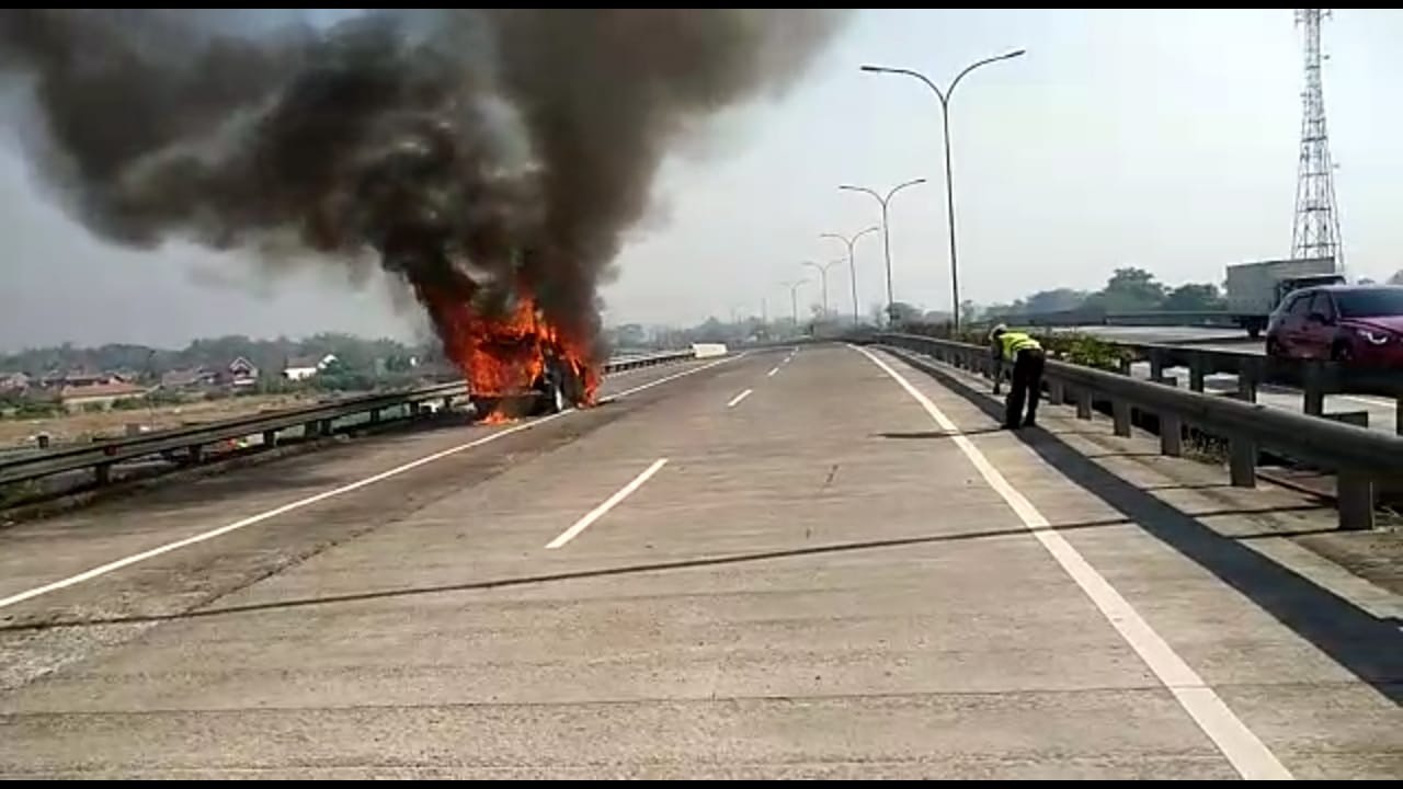 Mobil Innova yang terbakar di jalan tol KM 44.800 Pandaan-Japanan.