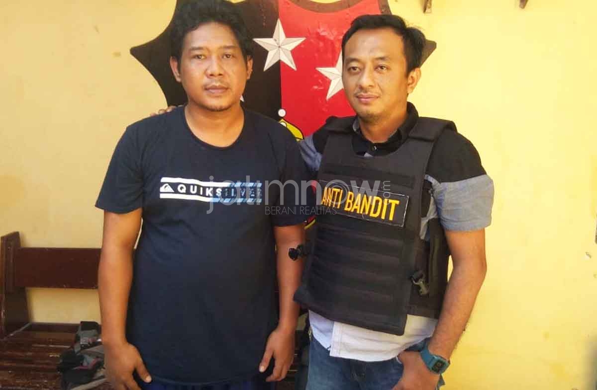 Rahmat (kiri) saat diamankan di Mapolsek Genteng Surabaya