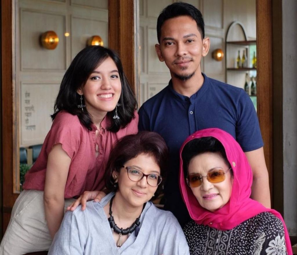 Farida Pasha (kanan bawah) saat berfoto bersama keluarganya (Foto: @ifyalyssa/Instagram)