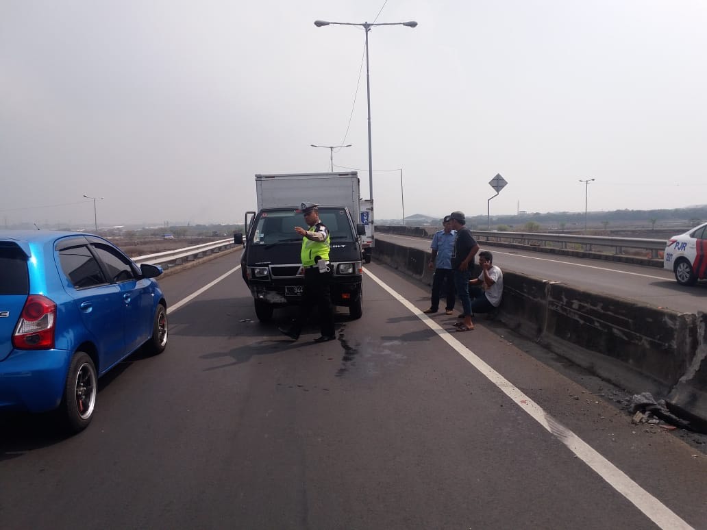 Kondisi mobil boks usai menabrak beton barrier.