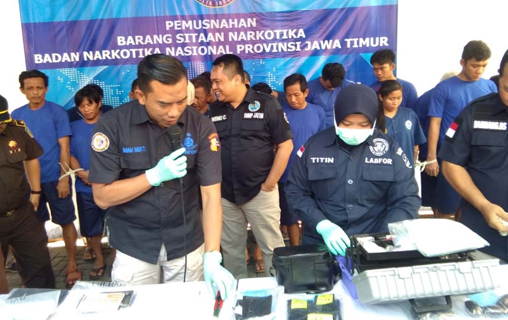Kepala BNNP Jatim Brigjen Pol Bambang Budi Santoso saat melakukan pemusnahan BB sabu-sabu seberat 5,8 Kilogram (istimewa)