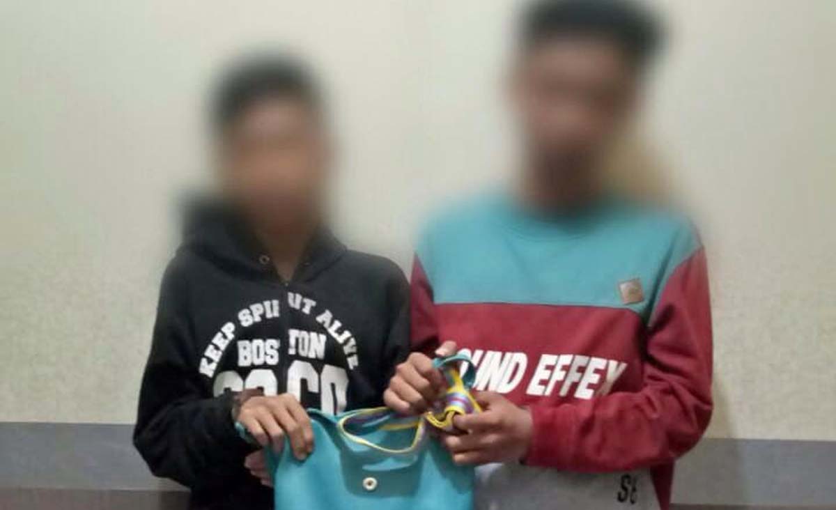 Dua jambret ingusan bersama tas yang dirampasnya di Mapolsek Dukuh Pakis
