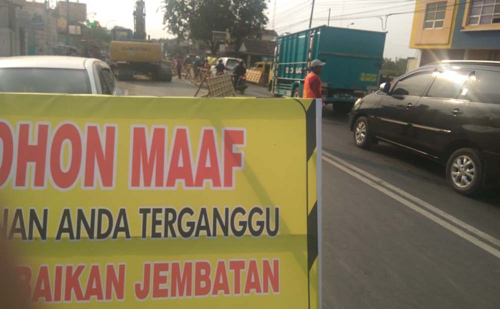 Suasana sekitar lokasi perbaikan jembatan di Jalan Raya Jabon, Kecamatan Mojoanyar, Kabupaten Mojokerto./ Khilmi Sabikhisma Jane.