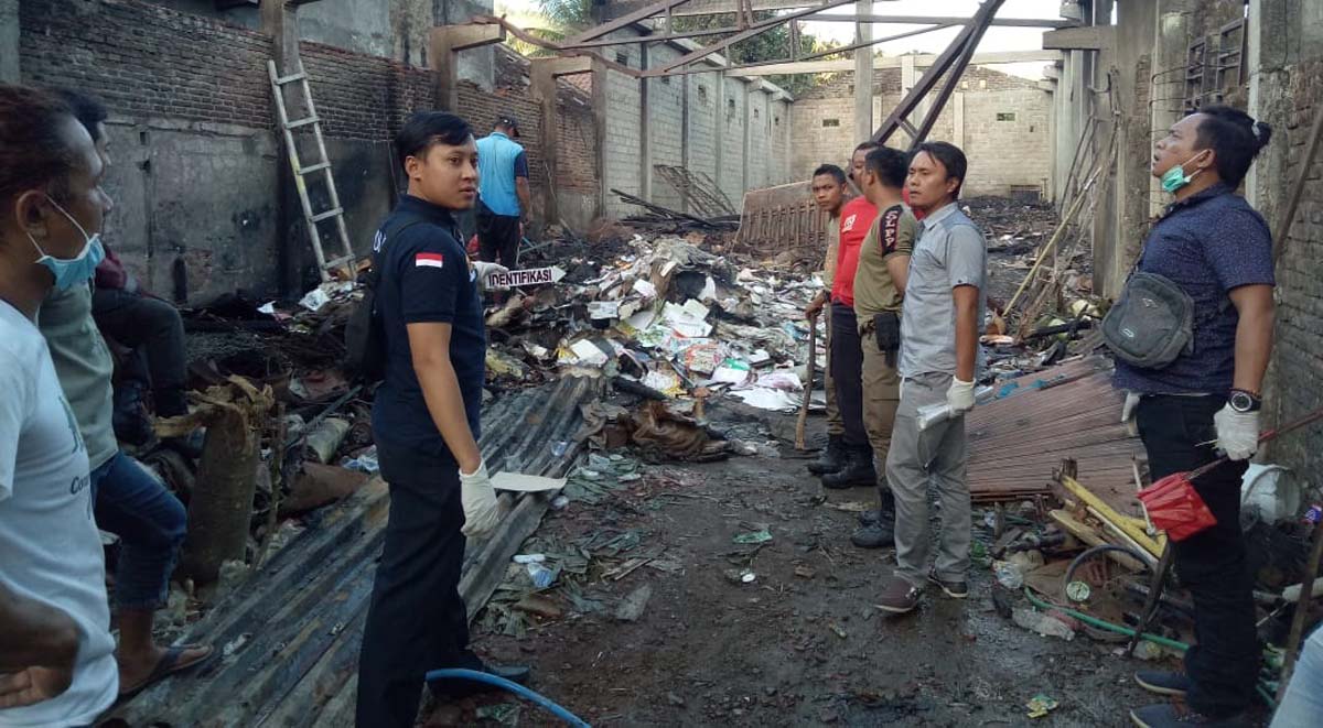 Petugas melakukan identifikasi