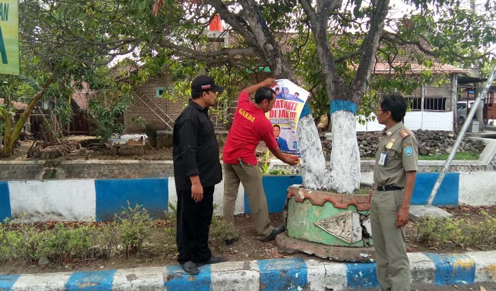 Langgar Aturan, Puluhan APK Dipreteli Bawaslu dan Satpol PP Ponorogo