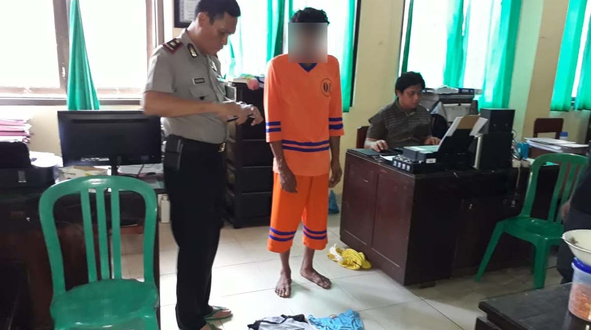 Petugas dan tersangka di Mapolsek.