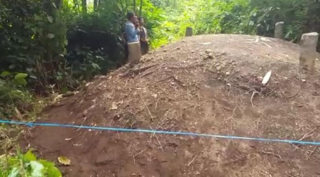 Sebuah kuburan yang tiba-tiba mengelembung besar dan tinggi (Foto: Tangkapan layar via Republika)
