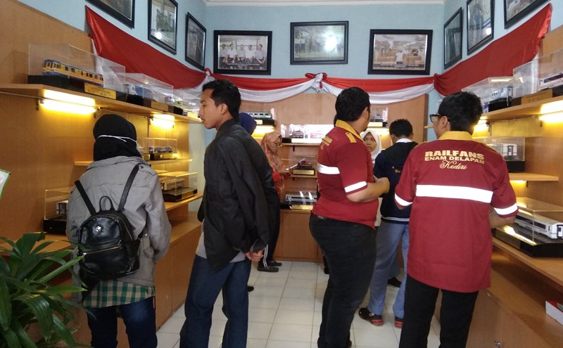 Para pengunjung menyaksikan miniatur kereta api dari zaman old hingga zaman now