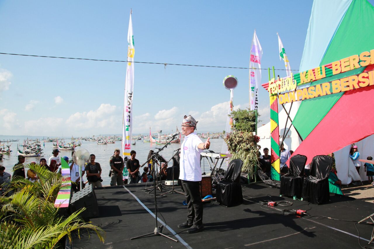 Bupati Anas ketika membuka Festival Kali Bersih.