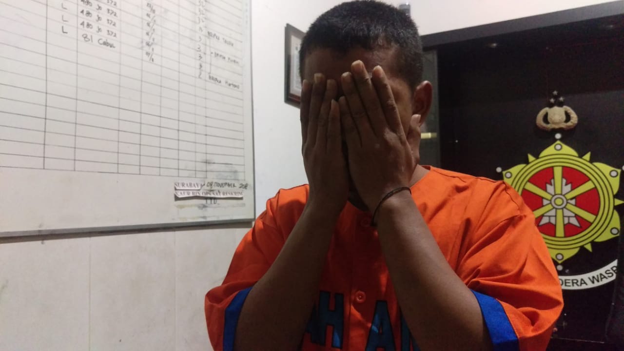 Rosid saat diamankan di Mapolres Pelabuhan Tanjung Perak Surabaya.

