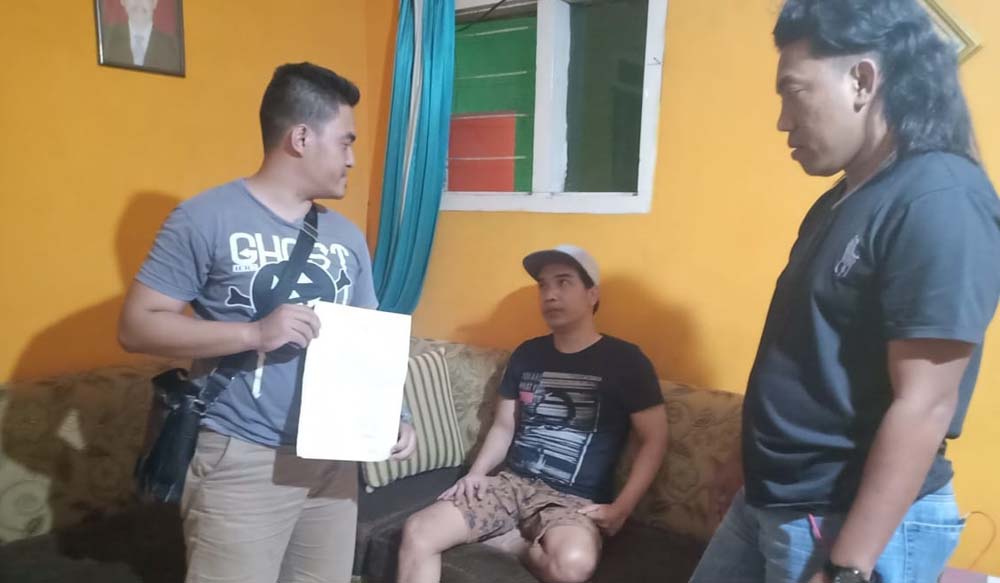 Tersangka Gufron saat diamankan petugas di rumah saudaranya