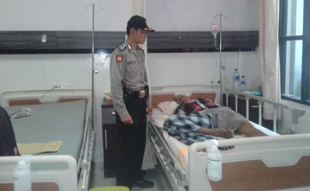 Petugas melihat kondisi Jumani di rumah sakit