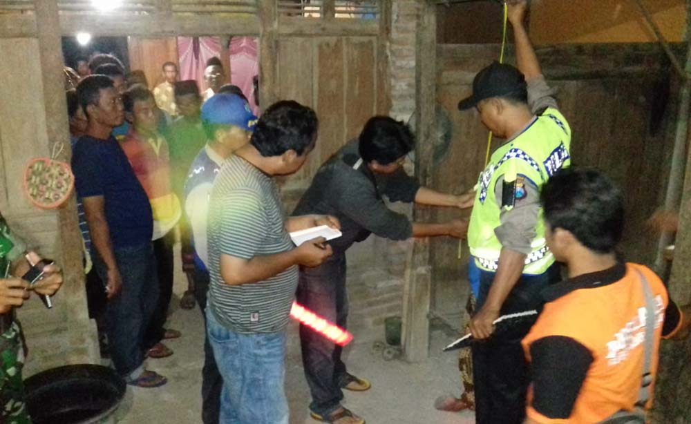 Petugas melakukan identifikasi jenazah Mbah Sadiyem