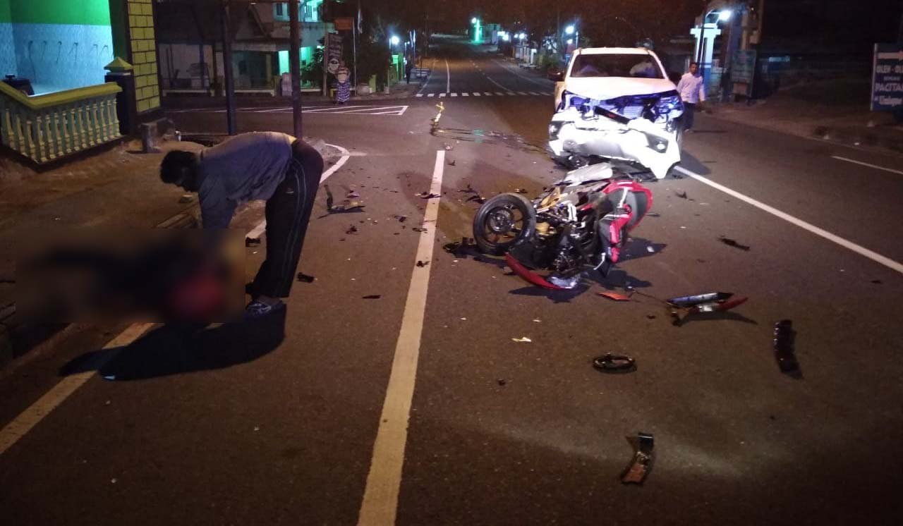 Petugas mengevakuasi korban