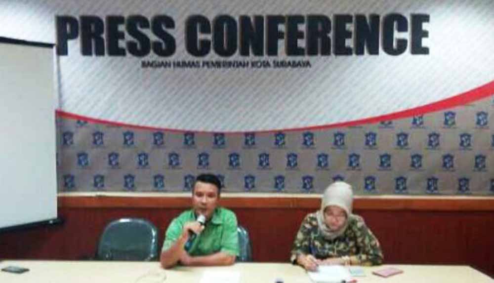 Kabag Humas Pemkot Surabaya, M Fikser (kiri)